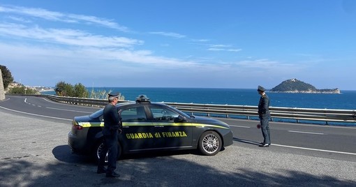 "Truffa del Bancomat", due pluripregiudicati denunciati dalla Guardia di Finanza "Truffa del Bancomat", due pluripregiudicati denunciati dalla Guardia di Finanza