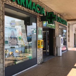 Albissola: installato un defibrillatore acquistato dai cittadini all'esterno della Farmacia della Concordia