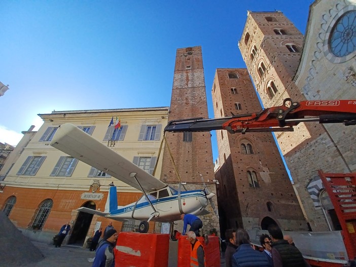Fior d’Albenga 2023: l’aero de “Il Piccolo Principe” plana su piazza San Michele Fior d’Albenga 2023: l’aero de “Il Piccolo Principe” plana su piazza San Michele