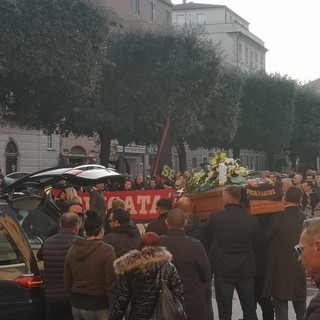 "Ciao fratello": uno striscione in piazza a Pietra Ligure per dire addio al "guerriero" Cico Zerbini "Ciao fratello": uno striscione in piazza a Pietra Ligure per dire addio al "guerriero" Cico Zerbini