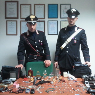 I Carabinieri di Cairo mostrano la refurtiva confiscata ai due albanesi