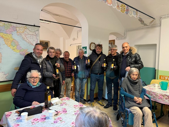 Albisola, i soci del CRCS di Luceto donano l’olio agli anziani dell'RP comunale Albisola, i soci del CRCS di Luceto donano l’olio agli anziani dell'RP comunale
