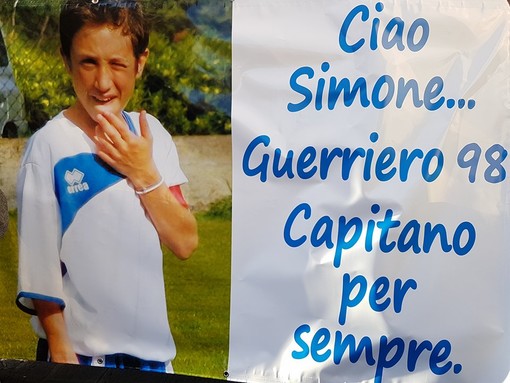 Albenga dà l'ultimo saluto a Simone Canetto: "Ciao Simone... Guerriero 98 Capitano per sempre" (FOTO e VIDEO)