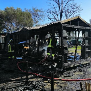 Albenga, in fiamme un bungalow nel Camping Delfino (FOTO)