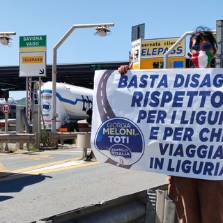 Flash mob contro i disagi creati sulle autostrade liguri, Fratelli d'Italia presente anche a Savona con Simona Saccone
