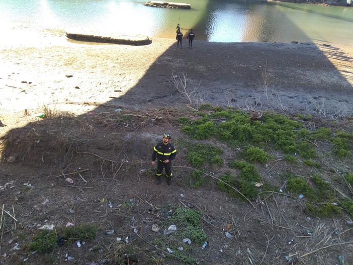 "C'è un corpo nel fiume Centa", falso allarme ad Albenga: vigili del fuoco e carabinieri recuperano un manichino (FOTO e VIDEO) "C'è un corpo nel fiume Centa", falso allarme ad Albenga: vigili del fuoco e carabinieri recuperano un manichino (FOTO e VIDEO)