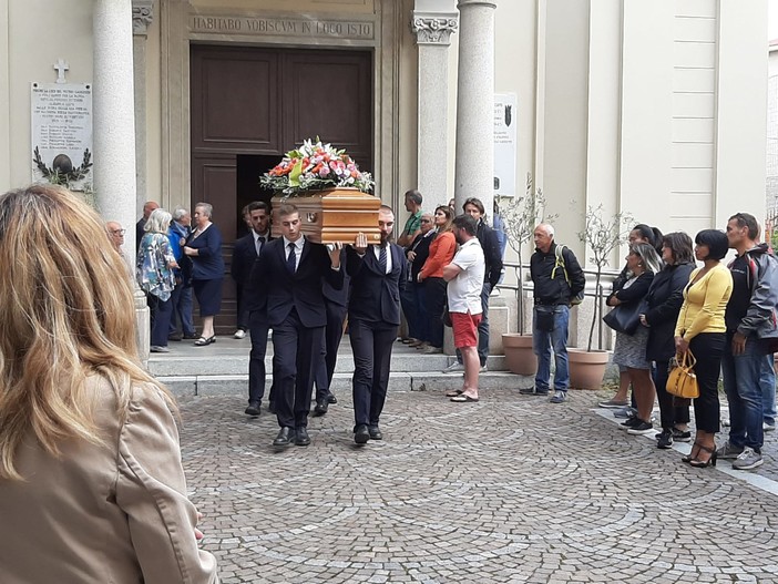 Albisola, l'ultimo commosso saluto al pescatore morto in Darsena