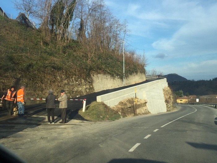 Roccavignale: dopo la frana, oggi la riapertura della strada per Case Facelli Roccavignale: dopo la frana, oggi la riapertura della strada per Case Facelli