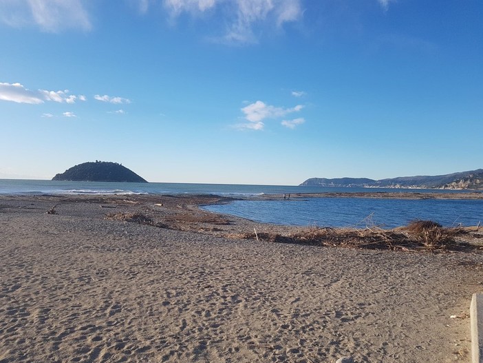 Albenga, concentrazione di batteri superiore ai limiti: divieto di balneazione a levante della foce del Centa
