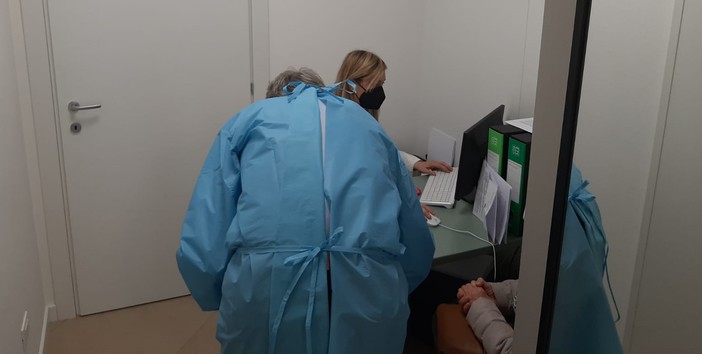 Via alle vaccinazioni AstraZeneca nella farmacia Piemontese di Savona: la prima a partire nel savonese (FOTO e VIDEO) Via alle vaccinazioni AstraZeneca nella farmacia Piemontese di Savona: la prima a partire nel savonese (FOTO e VIDEO)