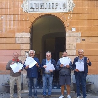 Albenga, mille firme in due ore per "piazzetta De Andrè"