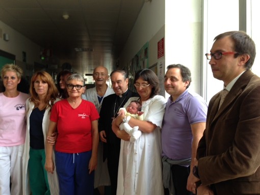 San Paolo di Savona: il piccolo Davide, decimo arrivato nella famiglia Bruzzone, festeggiato anche dal Vescovo Lupi