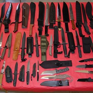 Savona: la polizia sequestra 105 armi da taglio a un 58enne