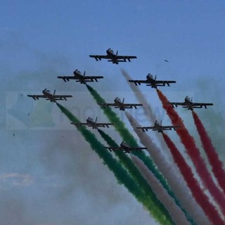 Le Frecce Tricolori sopra il ponte San Giorgio, il VIDEO del passaggio della pattuglia acrobatica