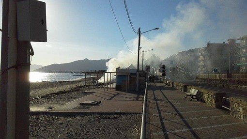 Pietra Ligure, si brucia il legname sulle spiagge. Il M5S attacca: "Scelta dannosa per la salute dei cittadini e per l’ambiente"