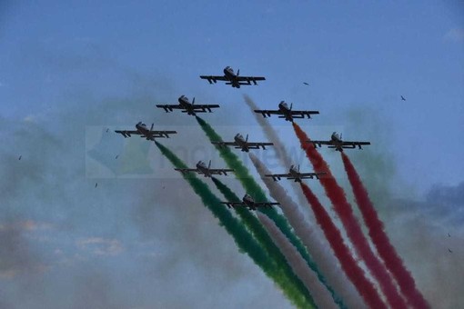 Le Frecce Tricolori sopra il ponte San Giorgio, il VIDEO del passaggio della pattuglia acrobatica Le Frecce Tricolori sopra il ponte San Giorgio, il VIDEO del passaggio della pattuglia acrobatica