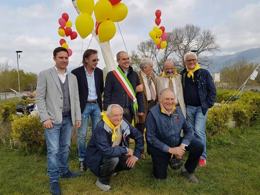 Inaugurata la Fionda di Ottaviani nella rotonda di Leca d'Albenga, i fieui di caruggi si avvicinano "pericolosamente" al Centro Inaugurata la Fionda di Ottaviani nella rotonda di Leca d'Albenga, i fieui di caruggi si avvicinano "pericolosamente" al Centro