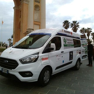 Finale Ligure presenta in piazza il minibus per il Progetto Mobilità Garantita (FOTO e VIDEO)