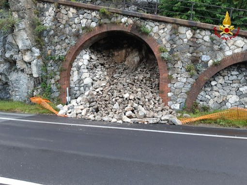 Frana a Garessio lungo il Colle di Nava, intervento dei vigili del fuoco e tecnici Anas Frana a Garessio lungo il Colle di Nava, intervento dei vigili del fuoco e tecnici Anas
