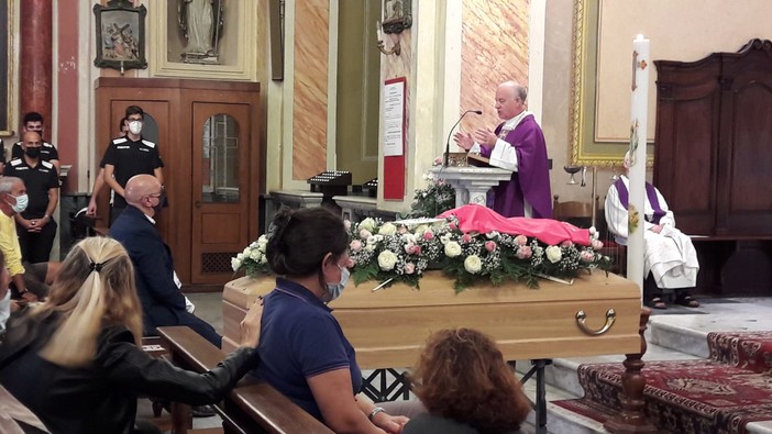 Ceriale, una folla attonita per l'ultimo saluto a Marika Galizia (FOTO) Ceriale, una folla attonita per l'ultimo saluto a Marika Galizia (FOTO)