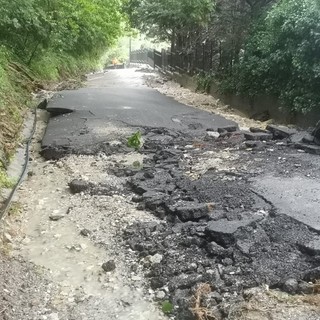 Un tratto di strada dissestata dalle forti piogge