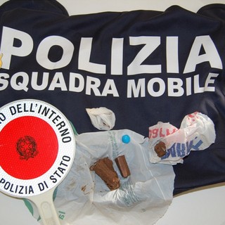 Savona, spacciava eroina tra la spiaggia e il prolungamento, in casa aveva oltre mezz'etto di droga: arrestato dalla Polizia