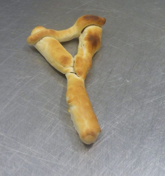 Fionde di pane ad Albenga, in attesa della consegna dell’ambito premio in legno a Ranucci Fionde di pane ad Albenga, in attesa della consegna dell’ambito premio in legno a Ranucci