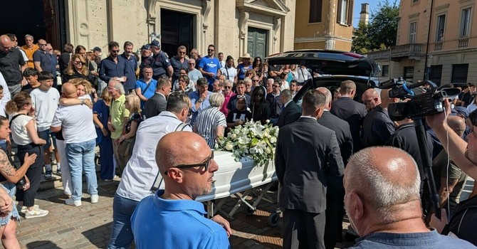 Un'immagine del funerale di Alessio Colletti (foto tratta da IlSaronno.it)