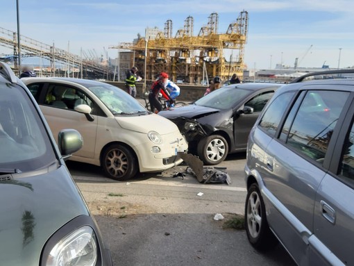 Savona, schianto frontale tra due auto: fortunatamente non si registrano gravi conseguenze (FOTO e VIDEO)