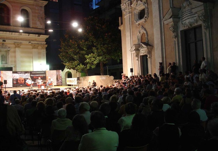 Lunedì sera si alza il sipario su “Palcoscenico Albissola”, anche quest’anno in Piazza della Concordia teatro per adulti e ragazzi e grandi nomi in collaborazione con la libreria UBIK