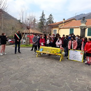 Gli alunni di Pieve di Teco e Pontedassio uniti nei valori della festa della donna: installate le panchine gialle (foto)