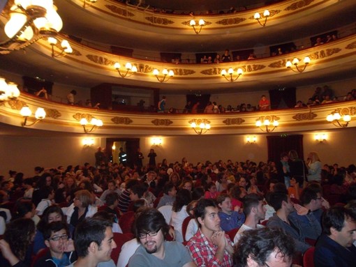 Teatro Chiabrera gremito di giovani per la chiusura di "Fabbriche Aperte"