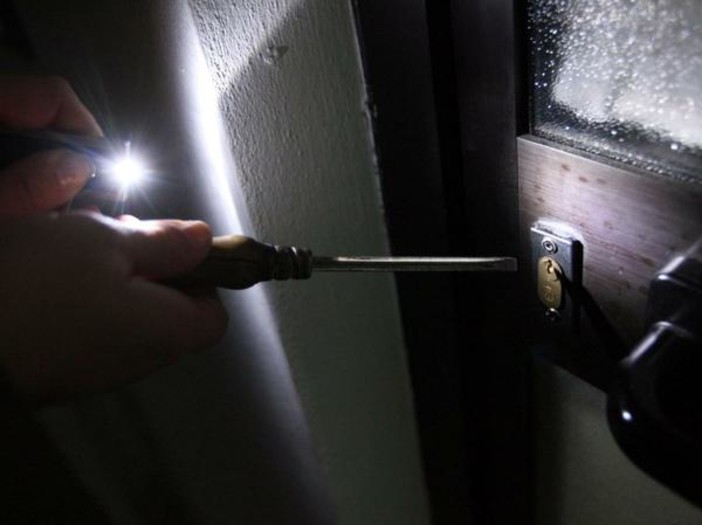 Cengio, ladri in azione nella notte: colpito l'Idea Bar in località Isole