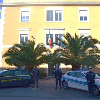 Prodotti non conformi alla marcatura CE, blitz di Finanza e polizia locale a Savona: sequestrati profumi, cosmetici e apparecchi elettronici