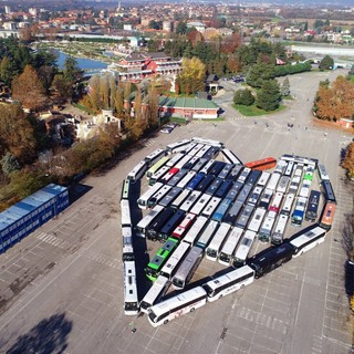 I bus provenienti da tutta la Lombardia si sono dati appuntamento posizionandosi in formazione “a cuore”