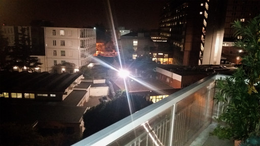 Savona, un faro puntato sulla facciata di alcune palazzine: "Violazione della nostra privacy"