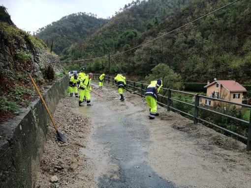 Ellera, frana in località Campanile, intervento della protezione civile (FOTO)