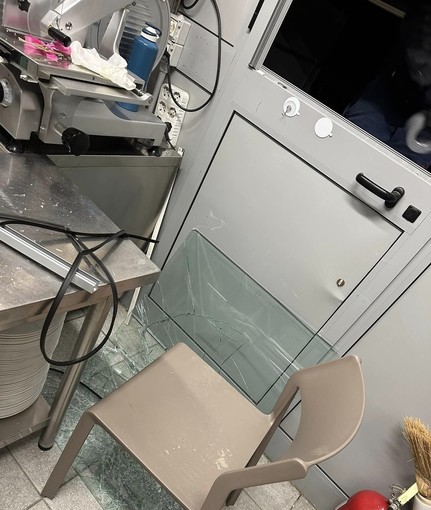 Ladri in azione nella notte, colpiti i Bagni Ceriale (FOTO)