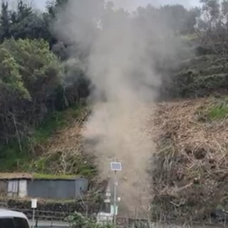 Varazze, tubatura del gas danneggiata durante i lavori per la posa della fibra: vigili del fuoco mobilitati