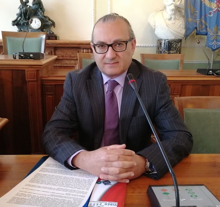 Delfino scaricato dal Festival teatrale di Borgio Verezzi, la solidarietà di Fiorenzo Runco Delfino scaricato dal Festival teatrale di Borgio Verezzi, la solidarietà di Fiorenzo Runco