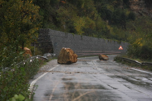 Cosseria: la frana invade completamente l'alveo del rio Cornareto Cosseria: la frana invade completamente l'alveo del rio Cornareto