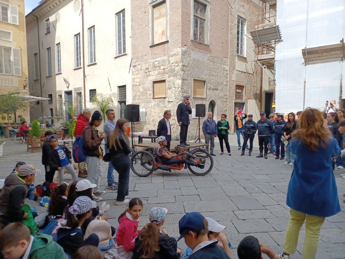 Albenga, "4 passi in 8 piazze" per l'educazione stradale. Testimonial d'eccezione l'olimpionico Francesco Fieramosca