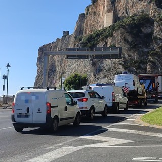 Il traffico sull'Aurelia a Finale congestionato dopo l'incidente avvenuto a Pietra con la chiusura dell'A10