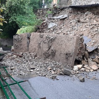 Il muro ceduto che ostruisce la carreggiata sulla SP45
