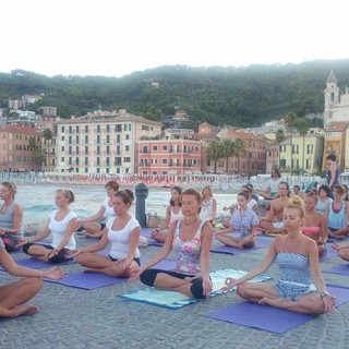 Laigueglia autorizza lo "Free Yoga" e Alassio no: il mondo yoga italiano si interroga
