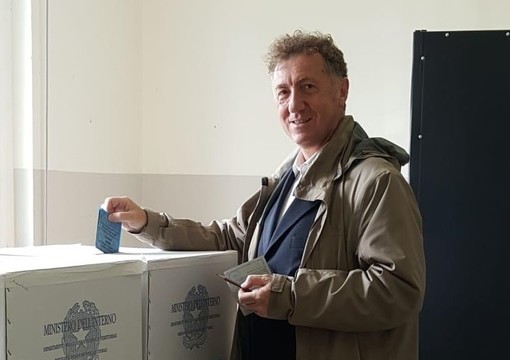 Quiliano, il candidato sindaco Rodolfo Fersini ha votato