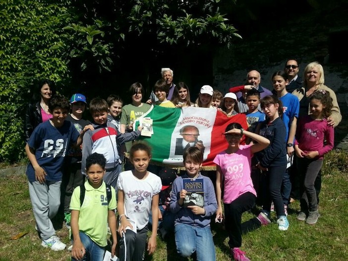 Laigueglia, 25 aprile: bambini della V elementare in visita alla casa di Sandro Pertini Laigueglia, 25 aprile: bambini della V elementare in visita alla casa di Sandro Pertini