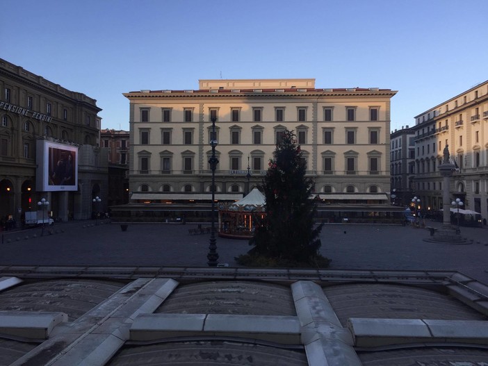 Allarme bomba a Firenze, Michele: "Ho assistito alle operazioni degli artificieri dalla finestra del mio ufficio" Allarme bomba a Firenze, Michele: "Ho assistito alle operazioni degli artificieri dalla finestra del mio ufficio"