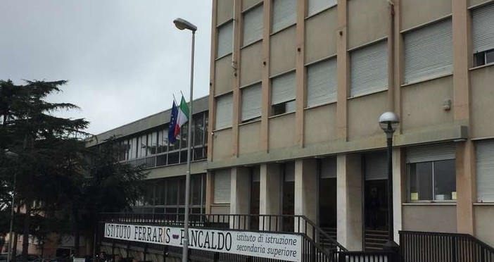 La maturità ai tempi del Covid, il post esame del 19enne Gabriele: "Grazie al Ferraris Pancaldo, una famiglia" (VIDEO) La maturità ai tempi del Covid, il post esame del 19enne Gabriele: "Grazie al Ferraris Pancaldo, una famiglia" (VIDEO)