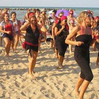 Il flash mob di ieri a Palombina, nelle Marche, che ha dato il via alla staffetta